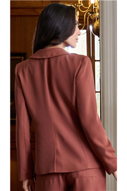 Blazer gola V com lapela, ombreiras estruturadas e�manga longa. Cont�m bolsos frontais com lapela�e recortes laterais, fechamento frontal com bot�es de metais org�nicos. Al�m disso, apresenta uma fenda no centro das costas, totalmente forrado (forro: 100% poli�ster).