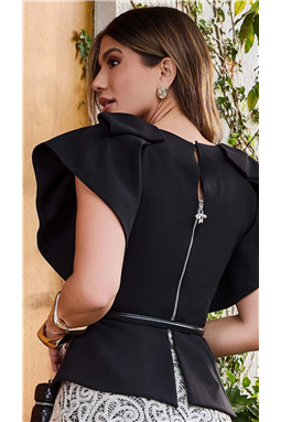 Blusa confeccionada em�tecido alfaiataria com elastano, modelo peplum assim�trico com pregas, decote redondo e as mangas curtas. Contam com la�o aplicados nos ombros. Mas o�destaque fica para a abertura em gota com bot�o nas costas e abertura em V na barra, al�m do fechamento por z�per de metal.
