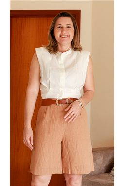 blusa Joana off white; blusa com gola padre; blusa com pregas na frente; blusa Lile; Madame Charlotte; blusa Madame Charlotte
