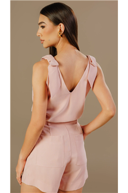 Blusa decote com caimento estruturado e leve. Possui modelagem reta com decote em V profundo, al�as s�o largas com aplica��o de la�os fixos nos ombros. Al�m disso, conta com pences frontais para melhor ajuste ao busto e ao tronco. Comprimento regular, indicado para uso por dentro ou por fora. Sem fechamento, vestibilidade por sobreposi��o.