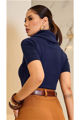 Blusa confeccionada em�tecido malha�de alta qualidade. Possui modelagem fit, mas o destaque fica por conta da�gola rol� e das�mangas curtas�que garantem praticidade nos dias mais quentes.