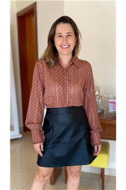 camisa gola com detalhes em picueta; camisa com detalhes em picueta; camisa estampada; camisa de manga longa; Madame Charlotte; Luzia Fazzolli.