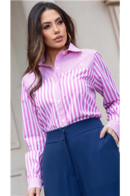 Camisa confeccionada em tecido tricoline fio tinto listrada, possui�modelagem reta. Seu design inclui�gola polo cl�ssica,�manga longa�com punho e bot�o, al�m de detalhes sofisticados nos ombros com recortes e bot�es. O abotoamento frontal, 100% algod�o, leve, respir�vel e ideal para diversas ocasi�es, do trabalho ao passeio.