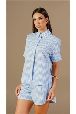 Camisa com estampa xadrez vichy azul claro e branco, de padronagem regular. Apresenta modelagem tradicional, comprimento regular e caimento leve ao corpo.Possui gola tradicional tipo camisa e fechamento frontal total por bot�es. As mangas s�o curtas com prega e detalhe no barrado. O acabamento do barrado inferior � largo. Suas costas apresenta um recorte tradicional de camisa, acompanhado tamb�m por uma prega. Uma camisa com visual limpo e sem bolsos.