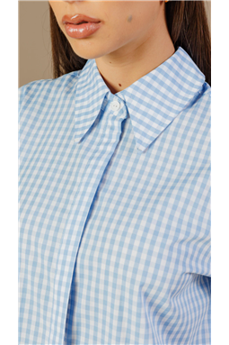Camisa com estampa xadrez vichy azul claro e branco, de padronagem regular. Apresenta modelagem tradicional, comprimento regular e caimento leve ao corpo.Possui gola tradicional tipo camisa e fechamento frontal total por bot�es. As mangas s�o curtas com prega e detalhe no barrado. O acabamento do barrado inferior � largo. Suas costas apresenta um recorte tradicional de camisa, acompanhado tamb�m por uma prega. Uma camisa com visual limpo e sem bolsos.