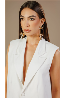 Colete alfaiataria, com estrutura firme e caimento reto. Apresenta modelagem alongada, inspirada em blazer cl�ssico, com gola lapela entalhada e decote profundo em V.
A pe�a � sem mangas, com cavas amplas e acabamento limpo. Possui fechamento frontal por bot�o �nico funcional, posicionado na altura da cintura. Conta com recortes verticais frontais que auxiliam no ajuste e na estrutura da pe�a. Apresenta bolsos frontais embutidos com lapela decorativa.
Comprimento abaixo do quadril, ideal para sobreposi��o. Com forro.