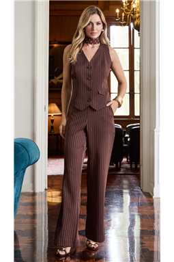 Colete: Modelagem reta e comprimento m�dio, com decote V cl�ssico, sem mangas, com bolso falso e lapela, possu� ajuste traseiro com fivela de metal, abotoamento frontal com bot�es forrados, al�m de ser totalmente forrada.  Cal�a: Modelagem reta, cintura m�dia, comprimento longo e c�s com el�stico nas costas para melhor ajuste. Possu� bolsos faca laterais e bolsos traseiros. Conta tamb�m com fechamento lateral por z�per e forro interno.