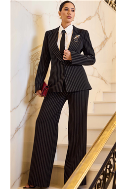 O blazer apresenta�modelagem reta, decote V com lapela, mangas longas e bolsos frontais, al�m de abotoamento com bot�es forrados. Seu forro conta com uma estampa em animal print, agregando um toque moderno � cl�ssica risca de giz.?A cal�a, com�modelagem reta, cintura m�dia e comprimento longo, possui c�s com passantes, bolsos faca laterais e bolsos traseiros. O fechamento � feito por z�per e colchete, garantindo praticidade.