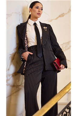 O blazer apresenta�modelagem reta, decote V com lapela, mangas longas e bolsos frontais, al�m de abotoamento com bot�es forrados. Seu forro conta com uma estampa em animal print, agregando um toque moderno � cl�ssica risca de giz.?A cal�a, com�modelagem reta, cintura m�dia e comprimento longo, possui c�s com passantes, bolsos faca laterais e bolsos traseiros. O fechamento � feito por z�per e colchete, garantindo praticidade.