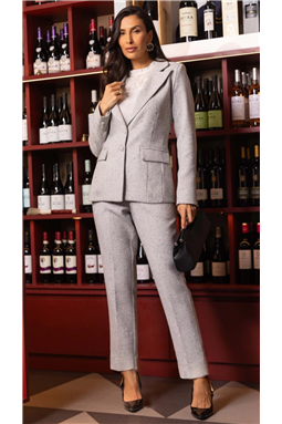Conjunto confeccionado em tecido tweed com lurex, composto por blazer de modelagem reta, gola V com lapela, manga longa e bolsos frontais com lapela, al�m de abotoamento frontal. A cal�a tem modelagem slim, cintura m�dia, bolsos facas laterais, bolsos nas costas e fechamento lateral por z�per. Com composi��o de fibras nobres e forro confort�vel, o conjunto alia durabilidade e conforto.