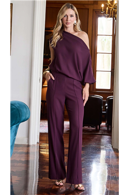 Conjunto confeccionado em�tecido alfaiataria com blusa de modelagem assim�trica e decote de um ombro s�, manga longa �nica com punho de pregas. J� a�cal�a�possui modelagem reta, cintura m�dia, nervuras no c�s e nas pernas, al�m de bolsos faca laterais e fechamento lateral por z�per.