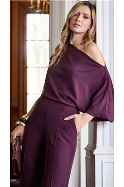 Conjunto confeccionado em�tecido alfaiataria com blusa de modelagem assim�trica e decote de um ombro s�, manga longa �nica com punho de pregas. J� a�cal�a�possui modelagem reta, cintura m�dia, nervuras no c�s e nas pernas, al�m de bolsos faca laterais e fechamento lateral por z�per.