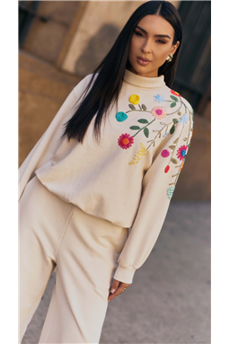 Conjunto confeccionado em tecido moletom em algod�o. Blusa com modelagem ampla, gola alta, manga longa, punho em ribana na barra das mangas e blusa, detalhe bordado floral em linha sobre o ombro e manga. A cal�a possui modelagem reta, cintura m�dia, comprimento longo, c�s com el�stico nas costas, bolsos facas laterais, bolsos nas costas.