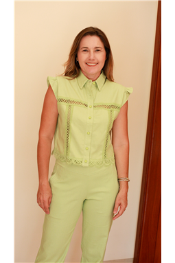 conjunto composto por cala e camisa; conjunto com detalhes em entremeios; conjunto em linho verde pistache; Madame Charlotte
