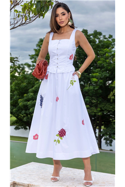 A blusa apresenta modelagem reta, decote reto, al�as largas e recorte peplum com babadinho, al�m de abotoamento frontal e lastex nas costas, proporcionando ajuste perfeito ao corpo. A saia midi, com modelagem evas� e cintura m�dia, destaca-se pelos detalhes bordados exclusivos e pelo forro, garantindo discri��o e conforto no uso. O tecido tricoline em algod�o oferece toque macio, frescor e excelente caimento.