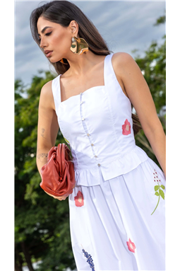 A blusa apresenta modelagem reta, decote reto, al�as largas e recorte peplum com babadinho, al�m de abotoamento frontal e lastex nas costas, proporcionando ajuste perfeito ao corpo. A saia midi, com modelagem evas� e cintura m�dia, destaca-se pelos detalhes bordados exclusivos e pelo forro, garantindo discri��o e conforto no uso. O tecido tricoline em algod�o oferece toque macio, frescor e excelente caimento.