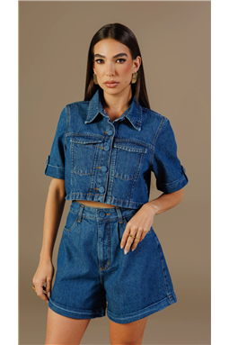 Jaqueta confeccionada em tecido jeans, com modelagem cropped e caimento estruturado. Possui gola tradicional tipo camisa, pesponto marrom, dois bolsos frontais, mangas curtas dobradas, ambas com martingale, permitindo o ajuste da manga como na refer�ncia visual,�al�m de�fechamento frontal por bot�es encapados.