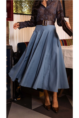 Saia em�tecido alfaiataria pesada sem elastano com�modelagem god�, comprimento midi e cintura m�dia. Seu destaque fica para as�pregas com nesgas por dentro, que garantem volume sutil e charme extra, enquanto os�bolsos facas laterais�trazem funcionalidade ao dia a dia. Al�m de fechamento nas costas por z�per de metal.