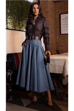 Saia em�tecido alfaiataria pesada sem elastano com�modelagem god�, comprimento midi e cintura m�dia. Seu destaque fica para as�pregas com nesgas por dentro, que garantem volume sutil e charme extra, enquanto os�bolsos facas laterais�trazem funcionalidade ao dia a dia. Al�m de fechamento nas costas por z�per de metal.