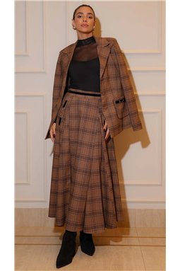 Saia confeccionada em tecido alfaiataria com padronagem xadrez, oferece modelagem evas�, comprimento midi e a cintura m�dia. Destaque para os bolsos facas laterais com acabamento em fita de veludo e detalhe brid�o de metal. A saia possui nesgas, al�m de fechamento lateral por z�per.