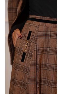 Saia confeccionada em tecido alfaiataria com padronagem xadrez, oferece modelagem evas�, comprimento midi e a cintura m�dia. Destaque para os bolsos facas laterais com acabamento em fita de veludo e detalhe brid�o de metal. A saia possui nesgas, al�m de fechamento lateral por z�per.