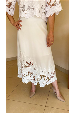 saia midi com barra bordada; saia midi; saia bordada; saia bordada midi; saia off bordada; saia off; Madame Charlotte