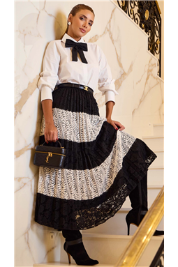 Saia confeccionada em�tecido renda bicolor alternando as cores preto e off white com modelagem plissada, apresenta�comprimento midi�e cintura m�dia, al�m de c�s com el�stico e�forro interno�assegurando maior seguran�a e acabamento.