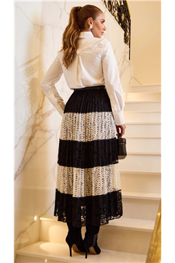 Saia confeccionada em�tecido renda bicolor alternando as cores preto e off white com modelagem plissada, apresenta�comprimento midi�e cintura m�dia, al�m de c�s com el�stico e�forro interno�assegurando maior seguran�a e acabamento.