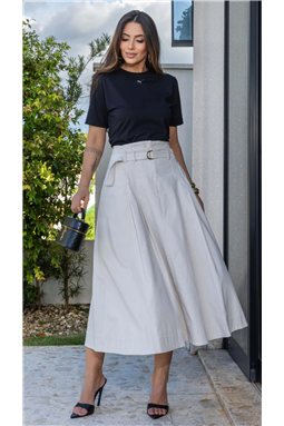 Saia midi em tecido plano estruturado, com modelagem evas� e comprimento abaixo do joelho. Possui c�s m�dio com passantes, acompanhado de cinto do pr�prio tecido com fivela met�lica, que auxilia no ajuste e valoriza a cintura. Apresenta pregas frontais, respons�veis pelo volume equilibrado e caimento fluido da pe�a. Conta com bolsos laterais funcionais, agregando praticidade ao design. Acabamento com barra larga, conferindo sofistica��o e estrutura ao visual.
Uma pe�a vers�til, que transita entre propostas elegantes e contempor�neas, ideal para composi��es urbanas ou produ��es mais refinadas.