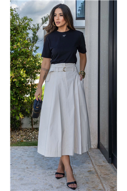Saia midi em tecido plano estruturado, com modelagem evas� e comprimento abaixo do joelho. Possui c�s m�dio com passantes, acompanhado de cinto do pr�prio tecido com fivela met�lica, que auxilia no ajuste e valoriza a cintura. Apresenta pregas frontais, respons�veis pelo volume equilibrado e caimento fluido da pe�a. Conta com bolsos laterais funcionais, agregando praticidade ao design. Acabamento com barra larga, conferindo sofistica��o e estrutura ao visual.
Uma pe�a vers�til, que transita entre propostas elegantes e contempor�neas, ideal para composi��es urbanas ou produ��es mais refinadas.