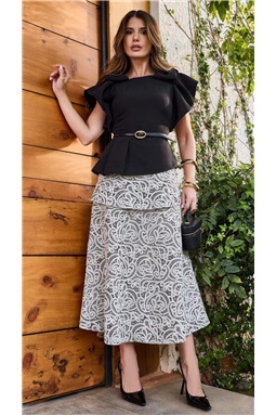 Saia de tule de comprimento midi�e modelagem evas�. A�cintura m�dia�garante conforto, enquanto a�pala sobreposta com recorte�adiciona um toque sofisticado ao visual. A saia apresenta nesgas cuidadosamente distribu�das. E al�m disso, conta com fechamento em z�per.
