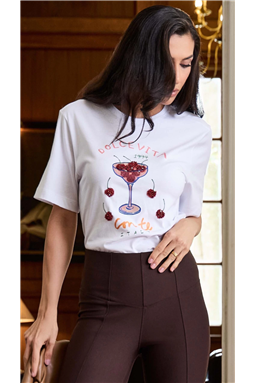 T-shirt com modelagem reta, caimento moderno, vers�til, com decote redondo�e mangas curtas. Conta tamb�m com uma estampa localizada rebordada com mi�angas. Composta por�100% algod�o, a T-shirt oferece respirabilidade e durabilidade, tornando-se indispens�vel no guarda-roupa feminino.