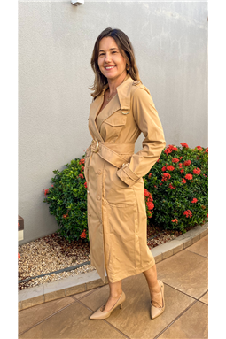 vestido transpassado bege Luzia Fazzolli; trench coat bege Luzia Fazzolli; Madame Charlotte