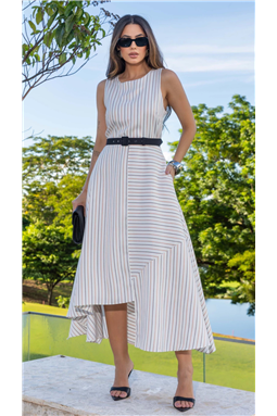 Vestido confeccionado em�tecido alfaiataria risca de giz com elastano, caimento impec�vel, leve elasticidade e conforto durante todo o uso. A modelagem assim�trica destaca-se pelo comprimento midi e decote redondo sem mangas. O fechamento nas costas � feito por z�per de metal e bot�o, garantindo praticidade e seguran�a. Este vestido acompanha um�cinto de preto. A pe�a � totalmente forrada, assegurando melhor acabamento e conforto.