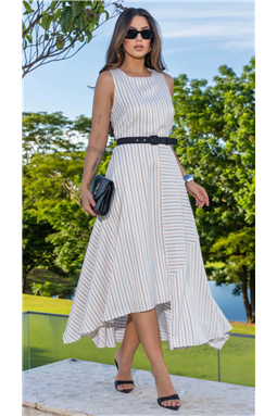 Vestido confeccionado em�tecido alfaiataria risca de giz com elastano, caimento impec�vel, leve elasticidade e conforto durante todo o uso. A modelagem assim�trica destaca-se pelo comprimento midi e decote redondo sem mangas. O fechamento nas costas � feito por z�per de metal e bot�o, garantindo praticidade e seguran�a. Este vestido acompanha um�cinto de preto. A pe�a � totalmente forrada, assegurando melhor acabamento e conforto.