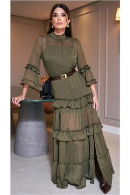 Vestido em chiffon yorio com lurex, proporcionando brilho sutil e caimento impec�vel. Possui modelagem marias e comprimento longo. Al�m de gola alta com babadinho e as mangas � com recortes e babados, enquanto a saia com recortes e babados complementa o visual rom�ntico. O fechamento nas costas � feito por bot�es forrados, assim como o fechamento frontal. Acompanha faixa para ajuste na cintura e forro combina��o para maior conforto.