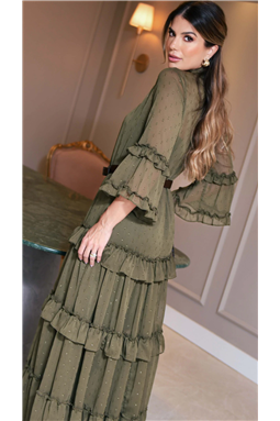 Vestido em chiffon yorio com lurex, proporcionando brilho sutil e caimento impec�vel. Possui modelagem marias e comprimento longo. Al�m de gola alta com babadinho e as mangas � com recortes e babados, enquanto a saia com recortes e babados complementa o visual rom�ntico. O fechamento nas costas � feito por bot�es forrados, assim como o fechamento frontal. Acompanha faixa para ajuste na cintura e forro combina��o para maior conforto.