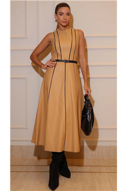 Vestido confeccionado em�tecido couro sint�tico PU, com base de viscose revestida em poliuretano. A modelagem�evas�valoriza a silhueta, enquanto o comprimento�midi�e a cintura m�dia garantem conforto e eleg�ncia. Os recortes verticais com aplica��o de ponto palito trazem um diferencial sofisticado ao visual. Possui fechamento na lateral por z�per de metal e conta ainda com forro 100% algod�o.