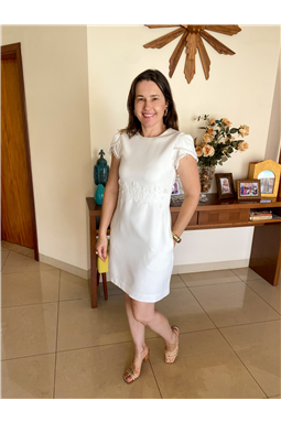 vestido em crepe off white; vestido em crepe com aplica��o; vestido com aplica��o; vestido em crepe; vestido off white; vestido; off white