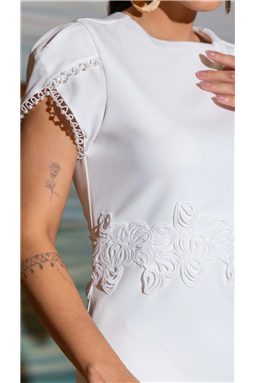 Tecido crepe com elastano, modelagem evas�, comprimento m�dio, decote redondo, mangas tulipa com aplica��o de p�rolas e renda biquinho, aplica��o de renda de entremeio na cintura sobreposta, bolsos facas laterais, pe�a forrada.