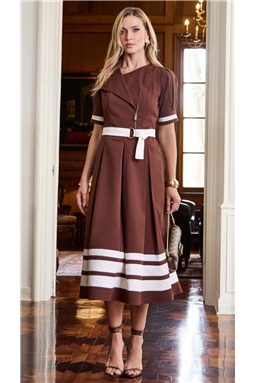Vestido confeccionado em�tecido sarja sem elastano,� modelagem evas�e�comprimento midi. Possui um decote assim�trico, manga curta com pregas�e o�punho com abotoamento. Al�md de z�per de metal frontal. Na saia, cont�m pregas�e o�barrado com recortes. A pe�a acompanha�faixa com fivela de metal e � totalmente�forrado.