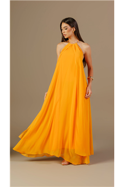 Vestido longo com caimento fluido. Possui modelagem ampla evas�, com volume distribu�do ao longo do comprimento.
Apresenta decote halter, com acess�rio met�lico e al�as finas que se unem na parte posterior do pesco�o, formando pregas suaves na linha do busto. Costas abertas, com el�stico. Comprimento longo at� o tornozelo, com barra ampla e acabamento frontal org�nico e forro.