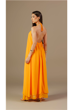 Vestido longo com caimento fluido. Possui modelagem ampla evas�, com volume distribu�do ao longo do comprimento.
Apresenta decote halter, com acess�rio met�lico e al�as finas que se unem na parte posterior do pesco�o, formando pregas suaves na linha do busto. Costas abertas, com el�stico. Comprimento longo at� o tornozelo, com barra ampla e acabamento frontal org�nico e forro.