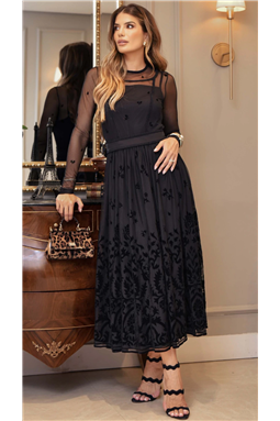 Vestido confeccionado em�tecido tule bordado com acabamento em relevo 3D de veludo. Possui modelagem evas�, decote redondo e os recortes frontais com soutach� sobreposto. As mangas longas e a saia com barrado bordado em veludo refor�am a exclusividade da pe�a. O fechamento nas costas � feito por bot�o, garantindo praticidade. Al�m disso, acompanha cinto�faixa e forro. 